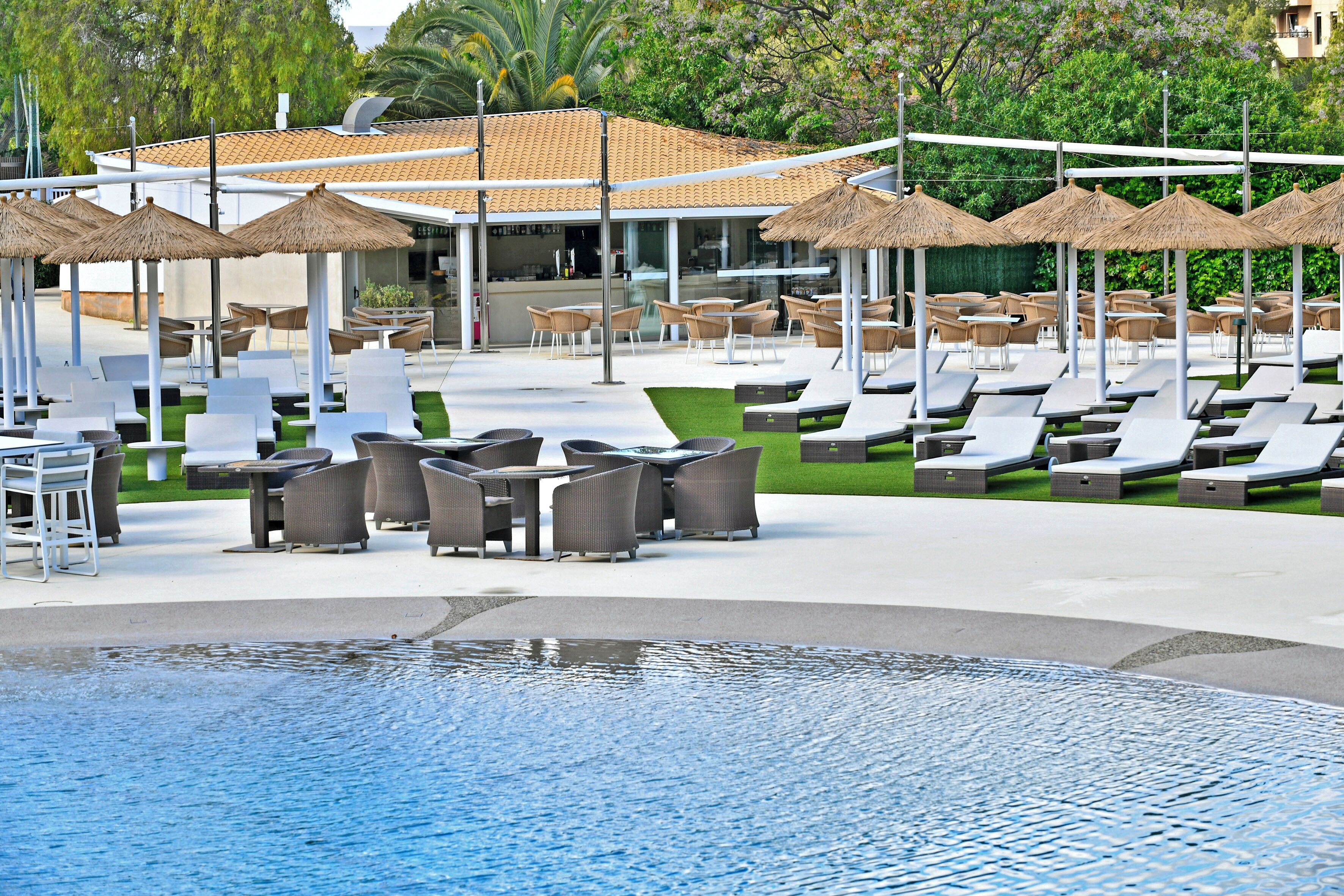 Indoor pool, 3 outdoor pools, pool umbrellas, sun loungers