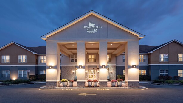 L'ingresso di un hotel con un cartello che riporta la scritta "Homewood Suites Hilton".