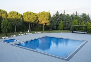 Una piscina cubierta, una piscina al aire libre de temporada