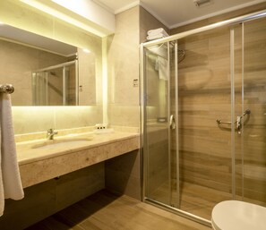 Habitación estándar con 2 camas individuales, 2 camas individuales | Baño | Ducha y cabezal de ducha tipo lluvia