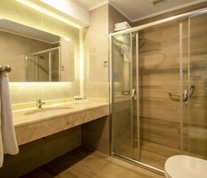 Standard Twin Room, 2 Twin Beds | Bathroom | Shower, rainfall showerhead, free toiletries, hair dryer