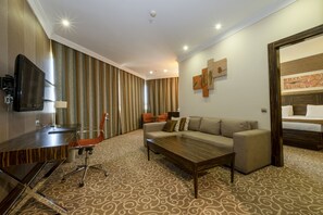 Elite Suite | Minibar, in-room safe, desk, laptop workspace