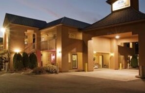 Property entrance - Americas Best Value Inn Lakewood Tacoma S (Lakewood)