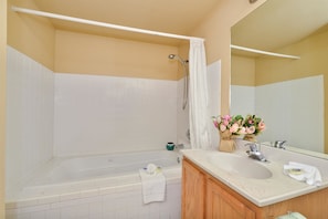 Combined shower/tub, free toiletries, hair dryer, towels