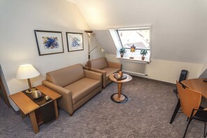 Suite Confort (with living room) | Aire de séjour | Téléviseur à écran plat