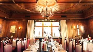 2 restoran, makan tengah hari, makan malam dihidangkan; masakan serantau