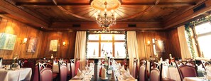 2 restaurantes; se sirve almuerzo y cena; cocina regional