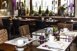 2 restaurantes; se sirve almuerzo y cena; cocina regional