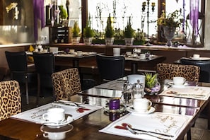 2 restaurants, lunch, dinner served; Regional cuisine