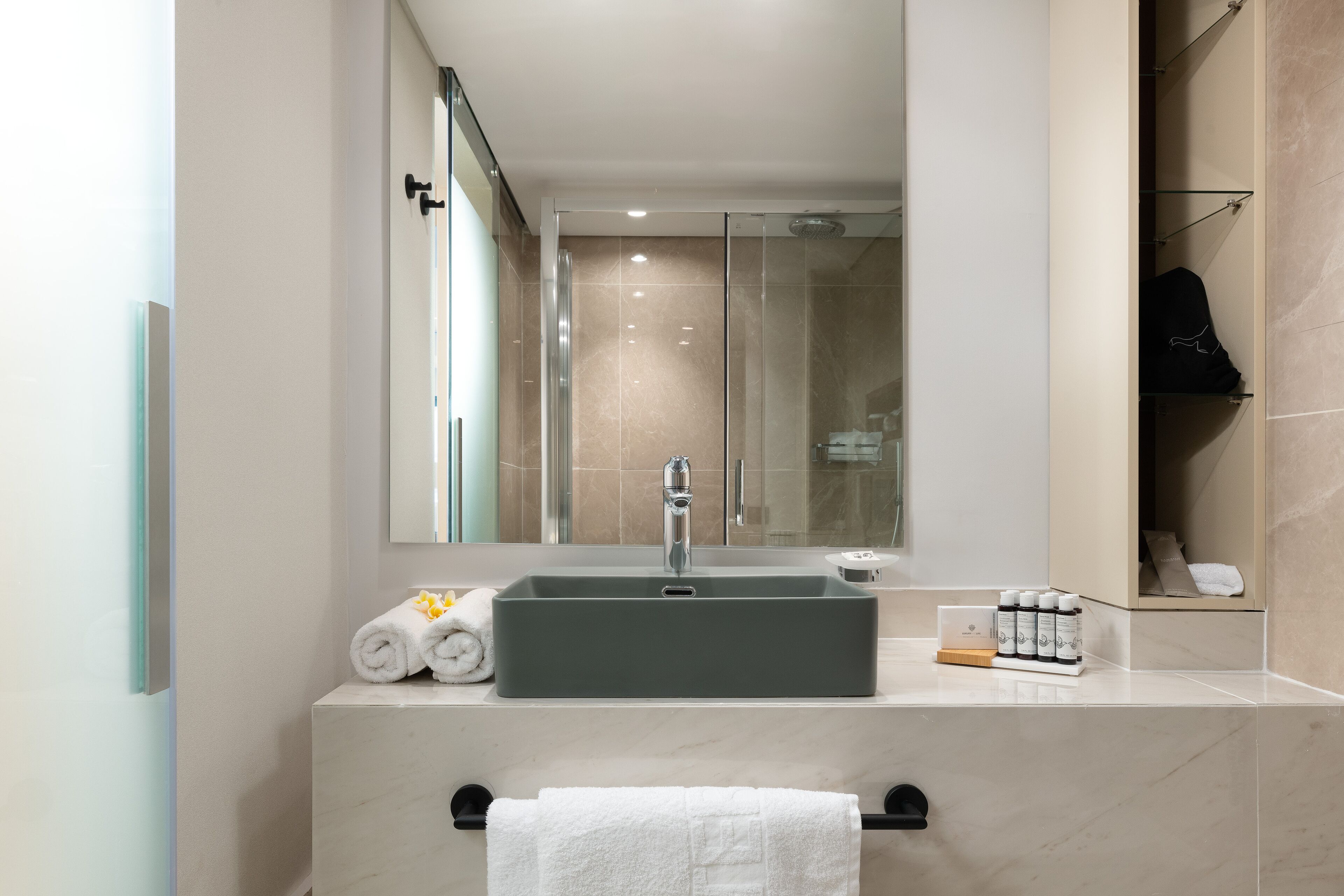 signature room, sea view | bathroom | combined shower/bathtub, free toiletries, hair dryer, towels