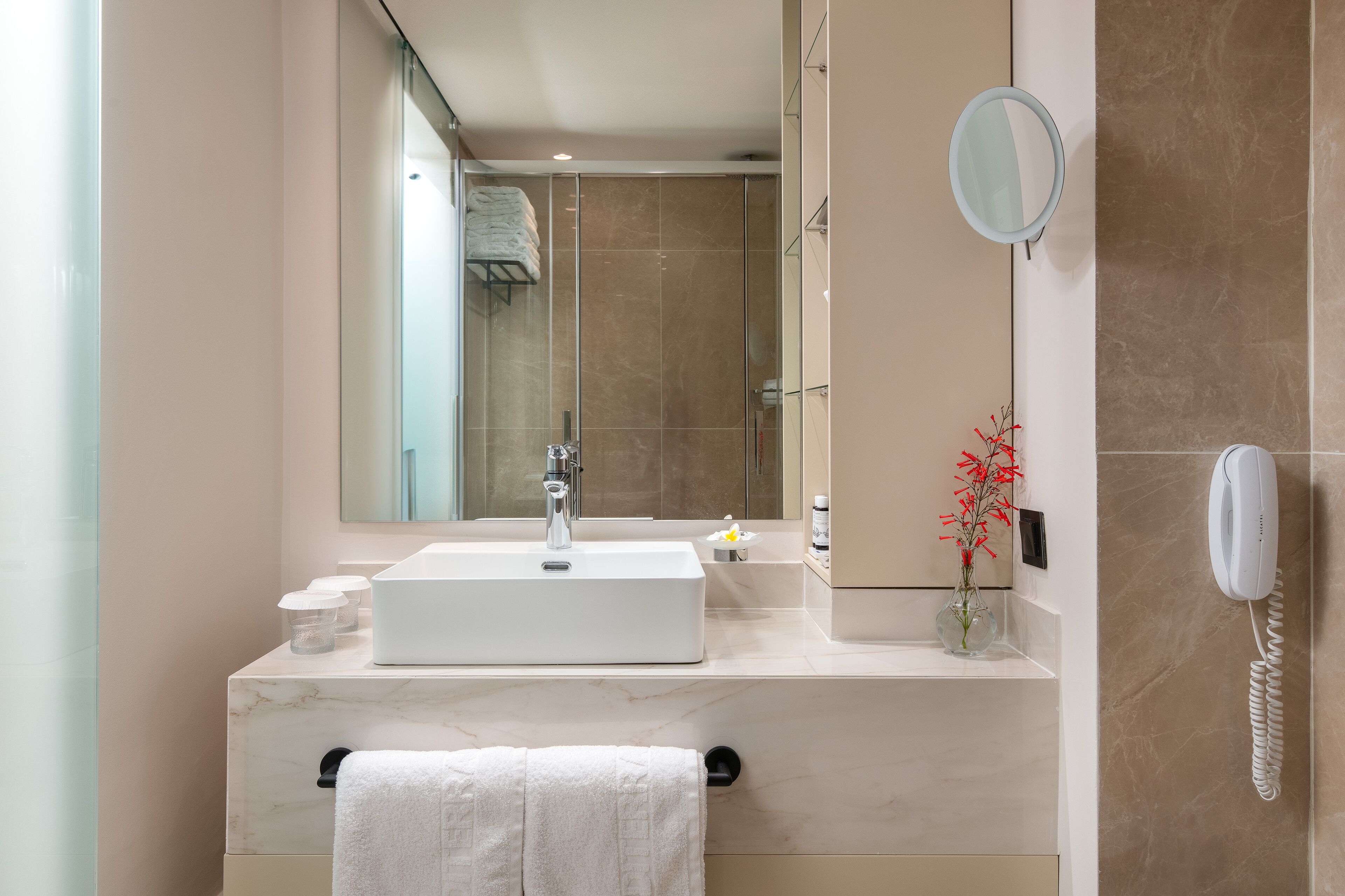 superior room, city view | bathroom | combined shower/bathtub, free toiletries, hair dryer, towels
