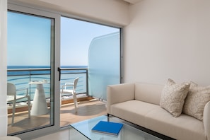 Signature Room, Sea View | Hypo-allergenic bedding, minibar, in-room safe, desk