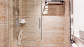 Suite – junior, sjøutsikt | Bad | Kombinert dusj/badekar, toalettartikler (inkludert) og hårføner