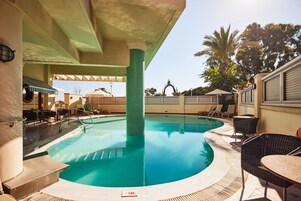 Una piscina al aire libre
