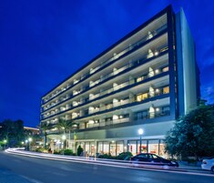 Fachada de la propiedad por la tarde o noche