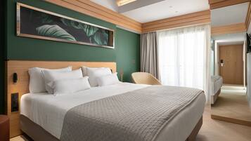 Double Room, Garden View | Hypo-allergenic bedding, minibar, in-room safe, desk