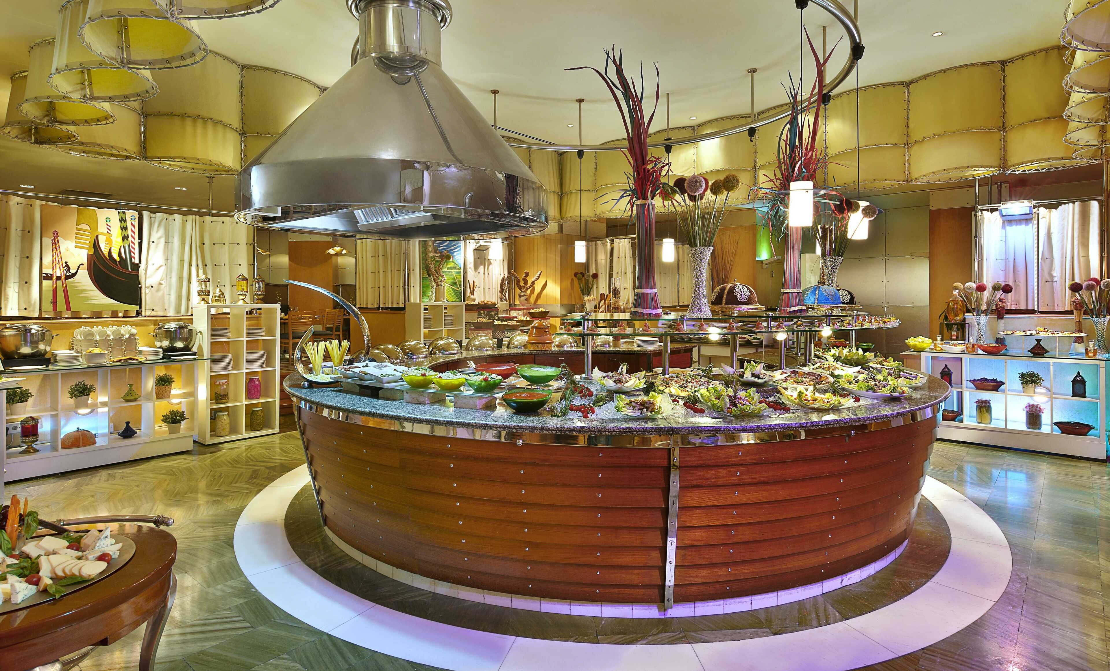 Un buffet proposant une variété de plats et agrémenté de vases décoratifs.