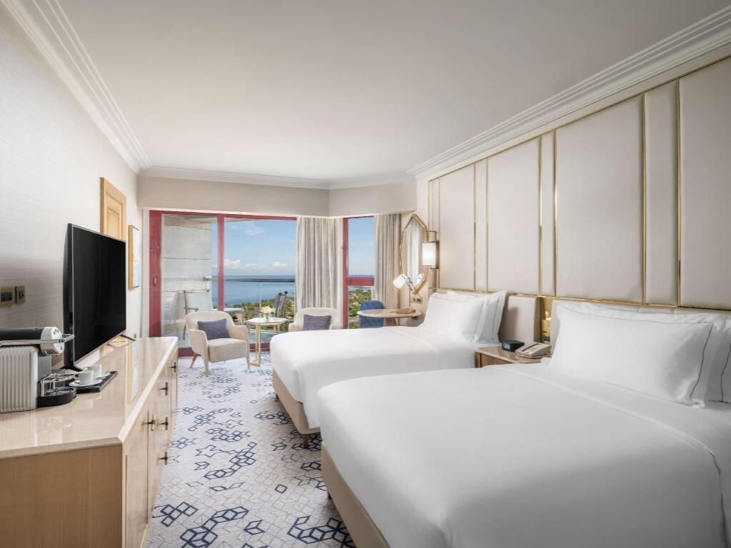 Minibar, coffres-forts dans les chambres, décoration personnalisée