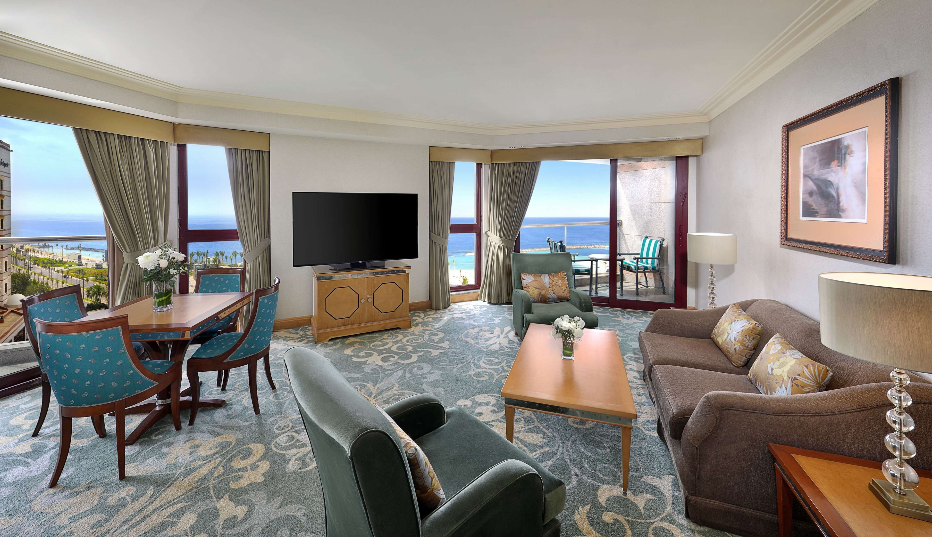 Suite empresarial, 1 cama King size (Al Sultan, Partial or Full Sea View) | Área de sala de estar | Televisión LED de 37 pulgadas con canales por cable y televisión 