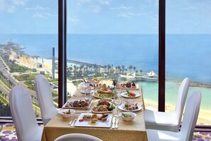 3 restaurantes, café da manhã, culinária internacional