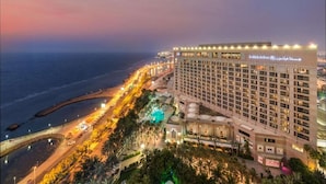 Un hotel con piscina, playa y vistas al océano.