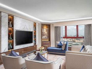 Premium-suite - 1 kingsize-seng (Sultan Suite) | Opholdsområde | 37-tommers LED-tv med kabelkanaler, tv, dvd-afspiller