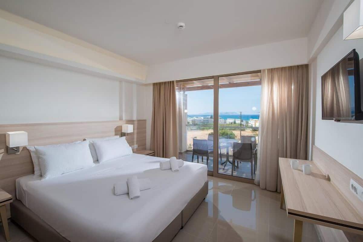 Family Suite | Minibar, in-room safe, WiFi (free), bed sheets
