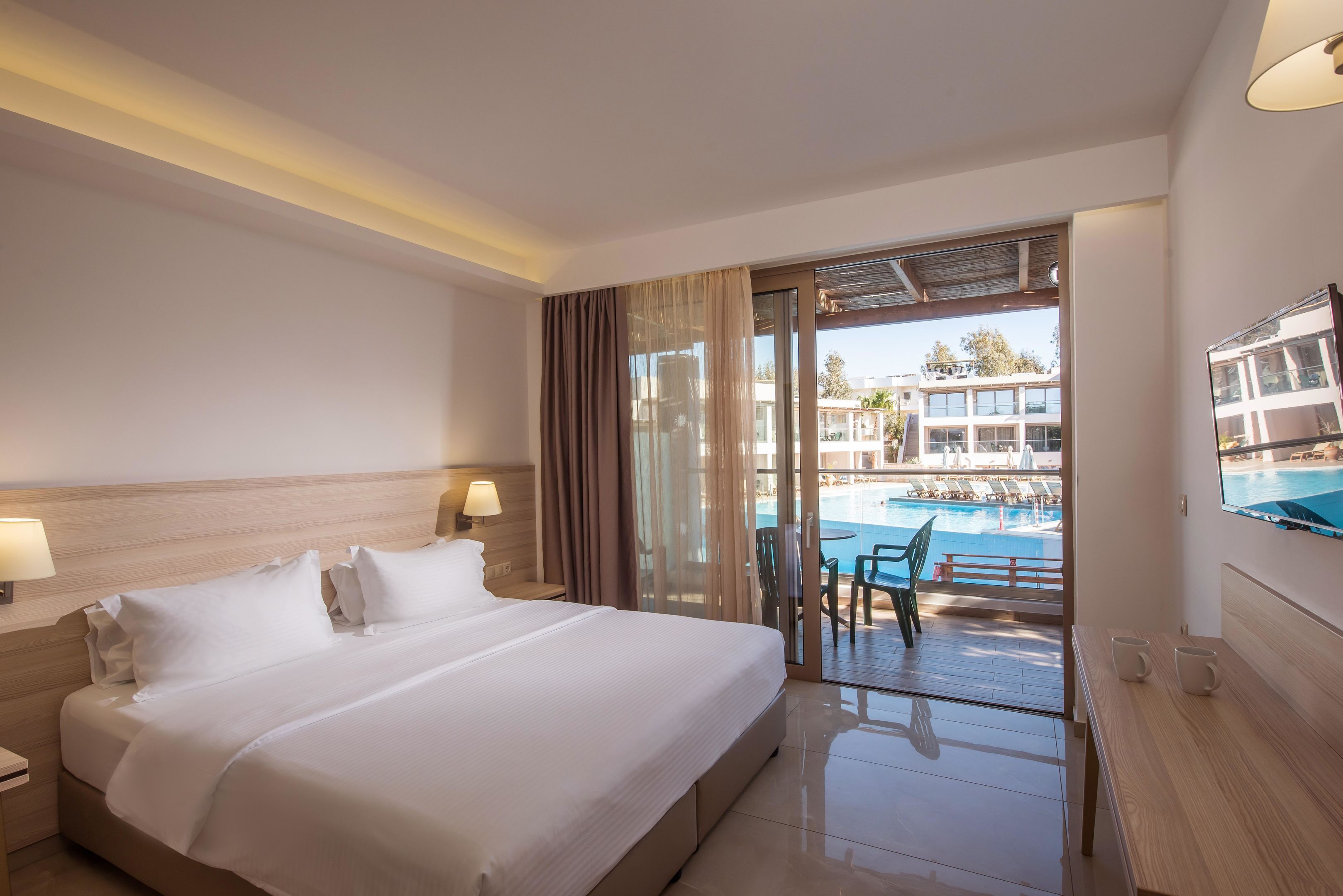 Family Suite (Swim Up) | Minibar, in-room safe, free WiFi, bed sheets