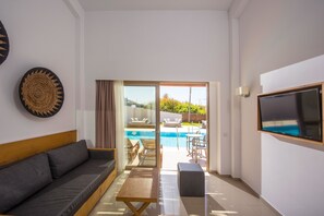 Maisonette Swim Up | Área de sala de estar | Televisión de pantalla plana de 32 pulgadas con canales vía satélite 