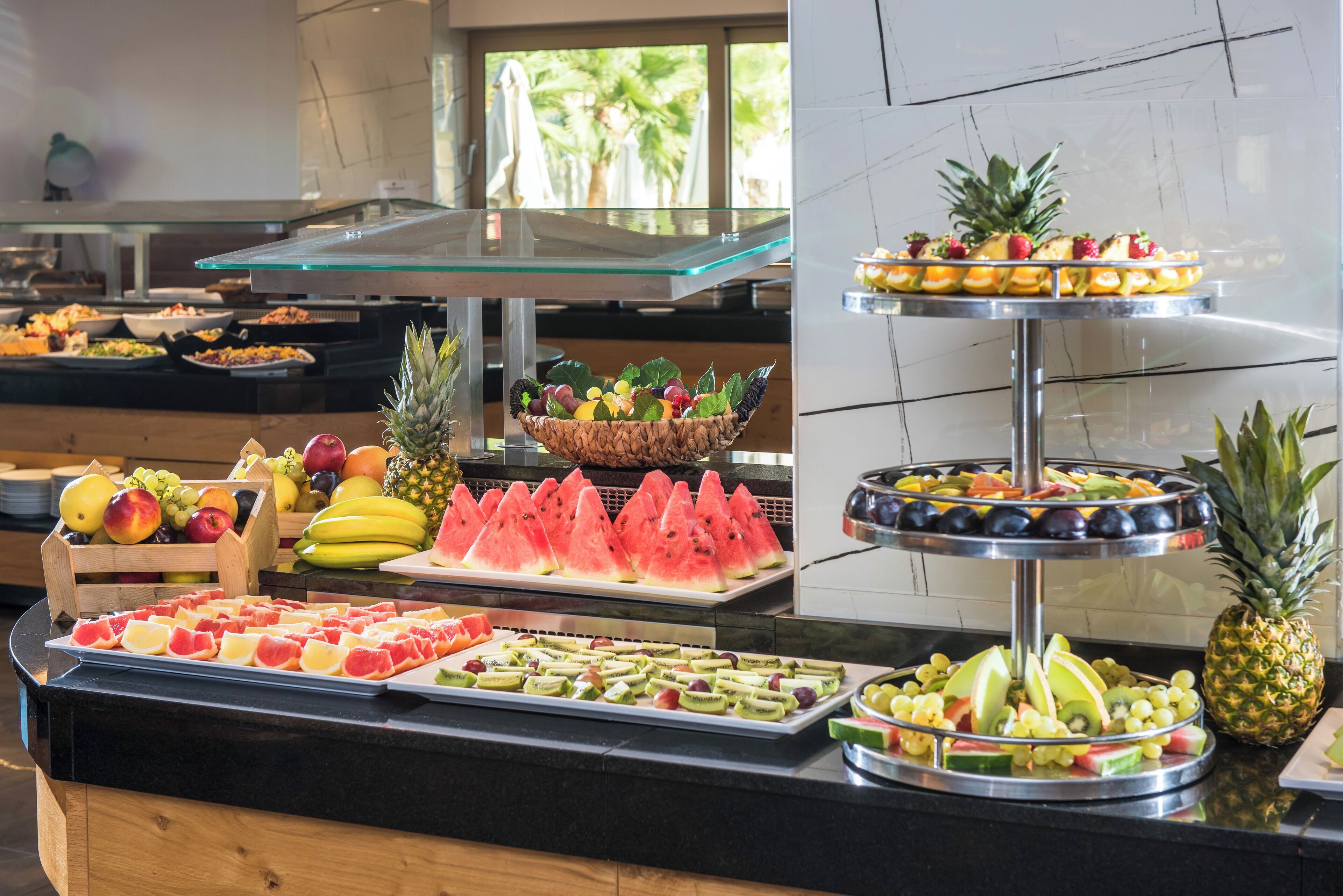 4 restaurants; breakfast, lunch, and dinner served