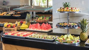 A buffet with various fruits and desserts. - Gouves Water Park Holiday Resort (Hersonissos)