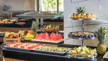 4 restaurants; breakfast, lunch, and dinner served