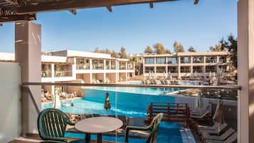 Family Suite | Pool | Seasonal outdoor pool, open 10:00 AM to 6:30 PM, pool umbrellas