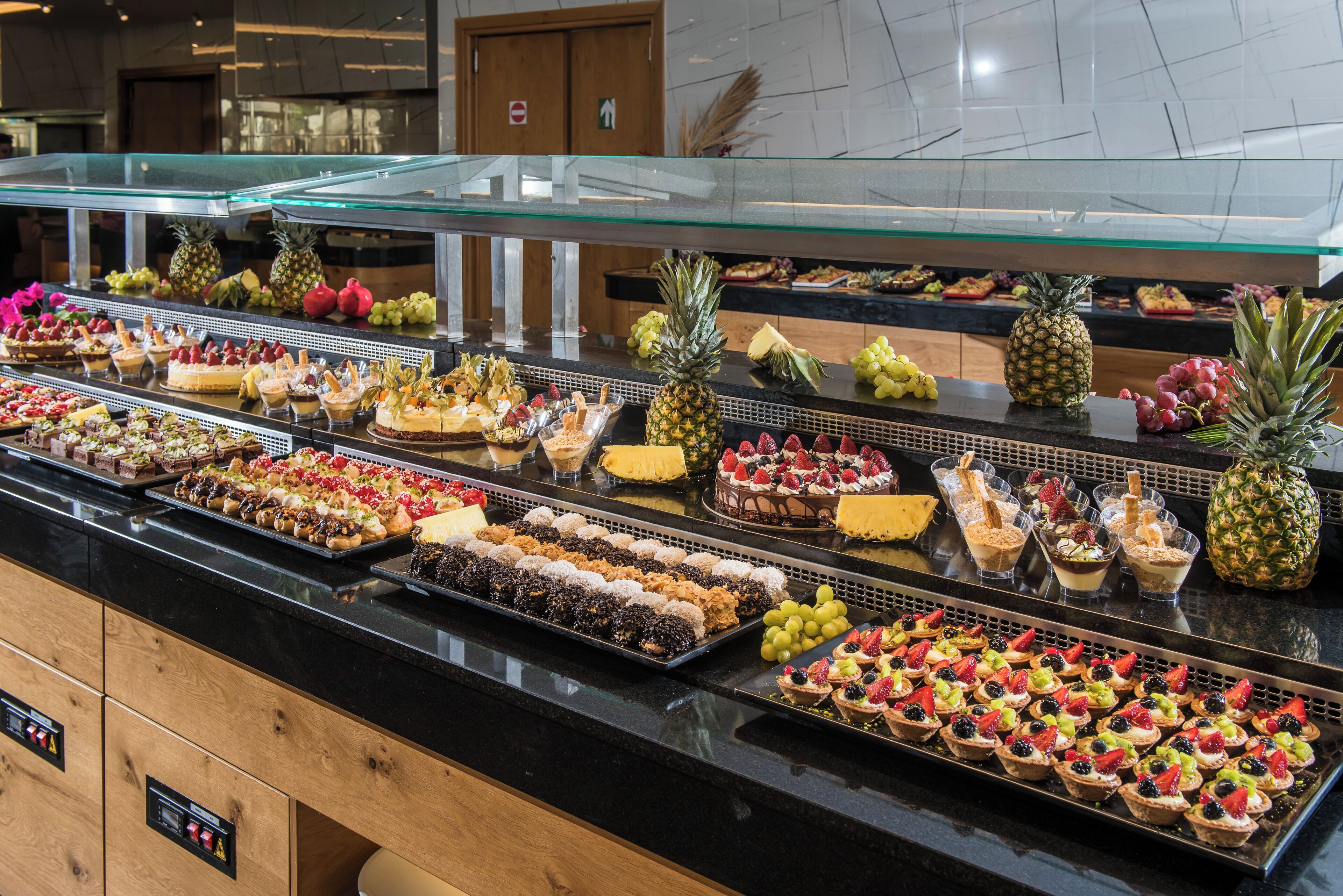 4 restaurants; breakfast, lunch, and dinner served