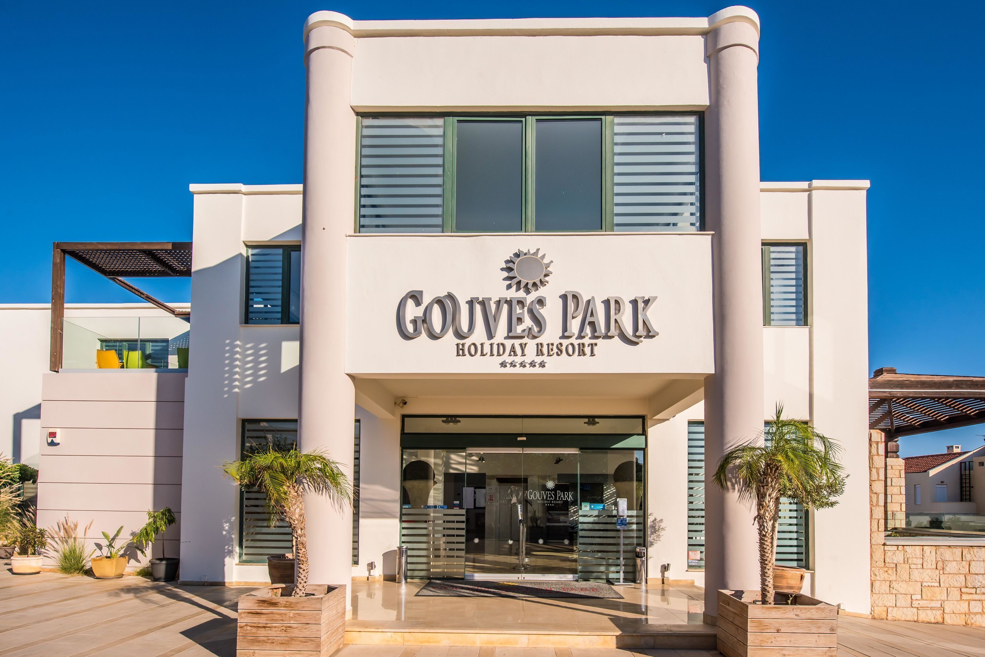 Un edificio moderno con un letrero que dice "Gouves Park Holiday Resort".