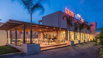 4 quầy bar/khu lounge, quầy bar bên hồ bơi