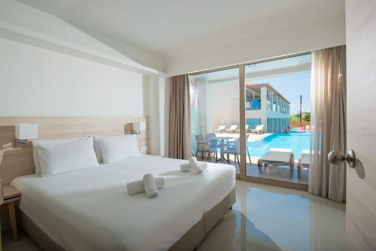 Family Suite (Swim Up) | Minibar, in-room safe, WiFi (free), bed sheets