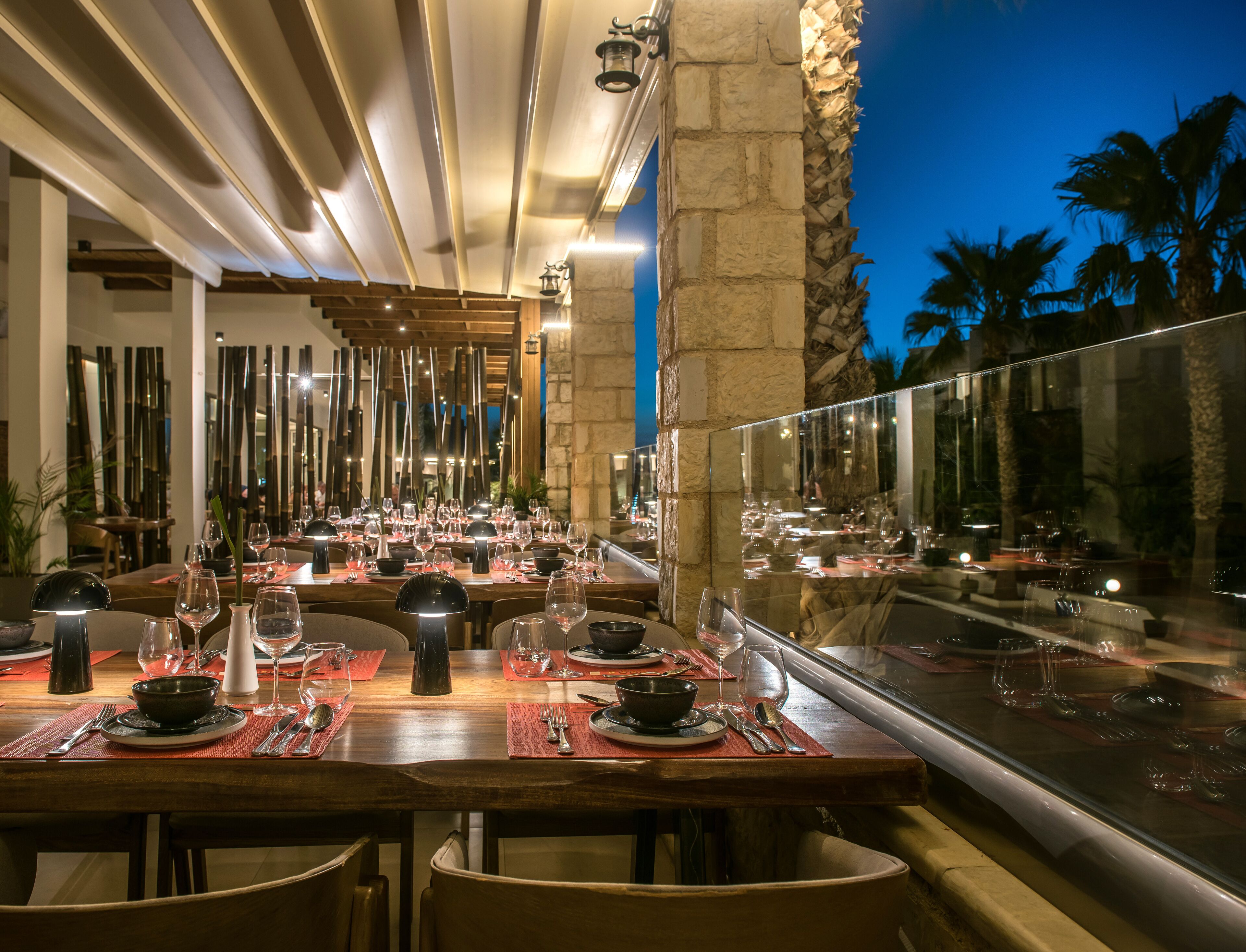 4 restaurantes, se sirven desayunos, comidas y cocina mediterránea