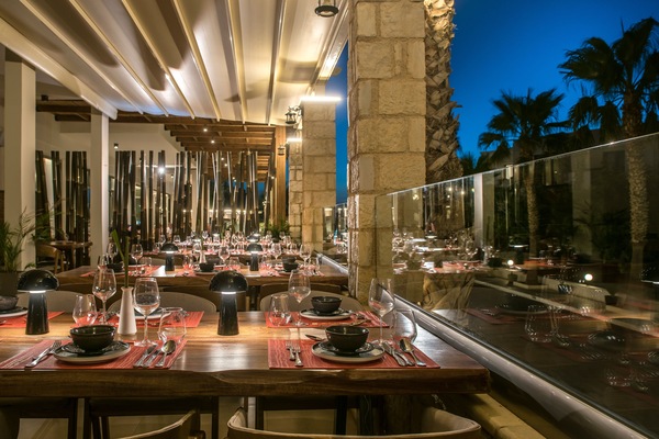4 restaurants; breakfast, lunch, and dinner served