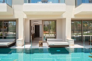 Premium family suite Swim up | Alberca | Alberca al aire libre por temporada y sombrillas en la alberca 