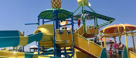 Piscine extérieure (ouverte en saison), parasols de plage