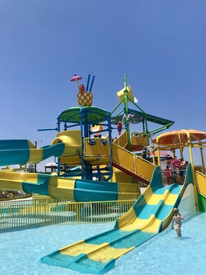 Piscina externa sazonal, funciona das 10h às 18h30, guarda-sóis