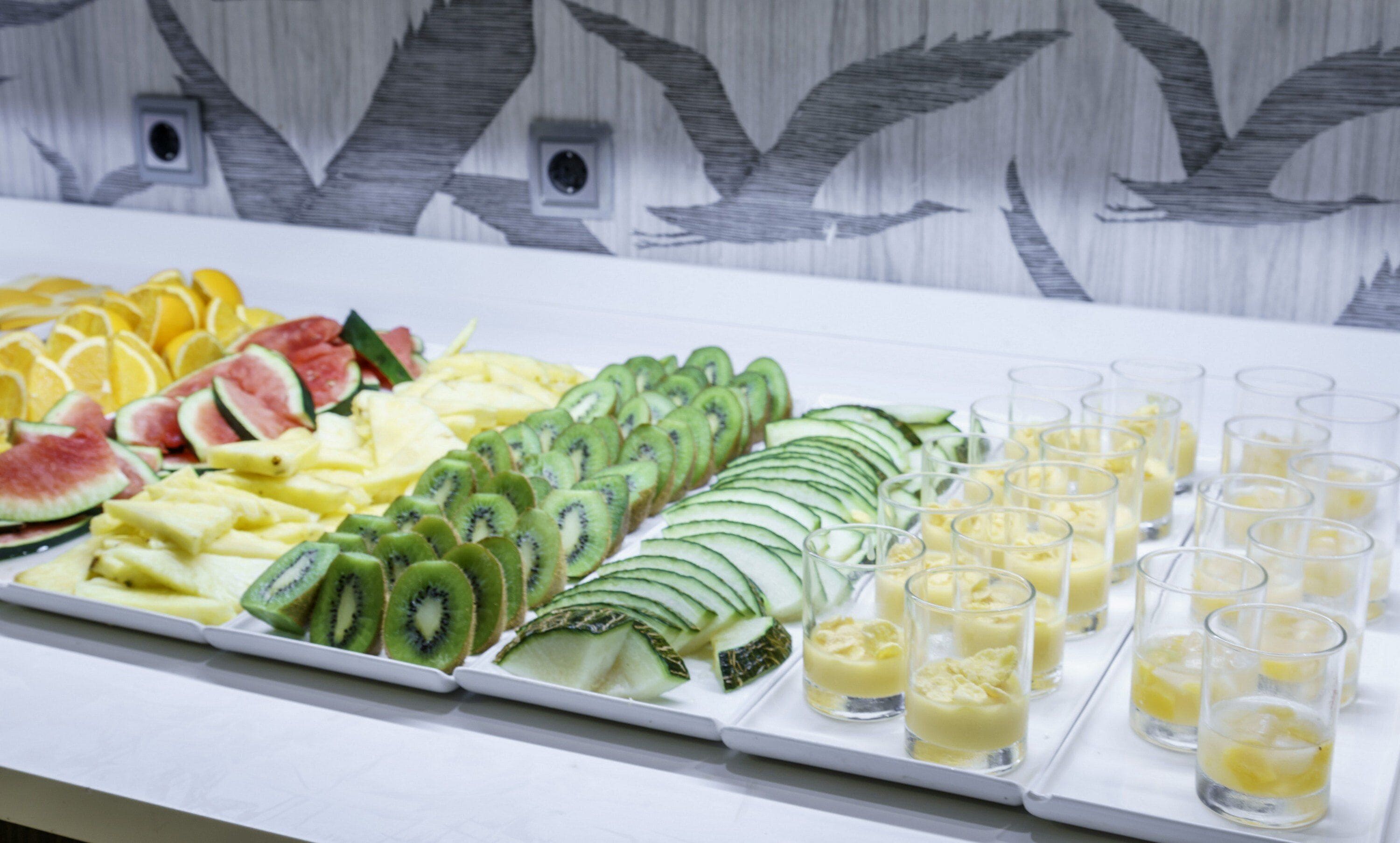 Ein Buffet mit verschiedenen Früchten und Getränken.