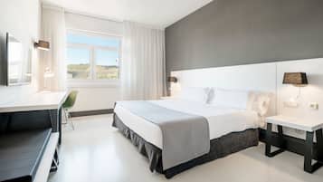 1 habitación, cubrecamas, minibar y caja de seguridad en la habitación