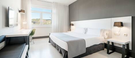 Double Room, Pet friendly | Down comforters, minibar, in-room safe, desk