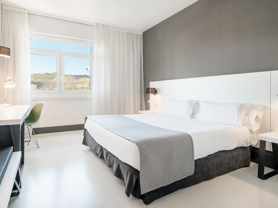 Double Room, Pet friendly | Down duvets, minibar, in-room safe, desk