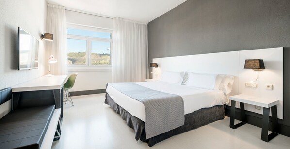 Kamar Double (Pet friendly) | Selimut bulu angsa, minibar, brankas, dan meja kerja