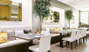 Breakfast served - Hotel ILUNION Bilbao (Bilbao)