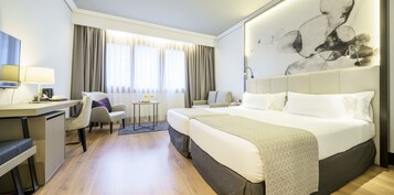 Copriletto in piuma, minibar, una cassaforte in camera, una scrivania