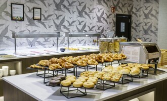 Un buffet della colazione con diversi dolci e prodotti da forno.